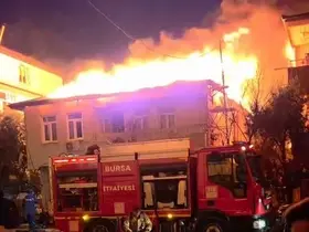 Bursa’da iki katlı evin çatısı alevlere teslim oldu
