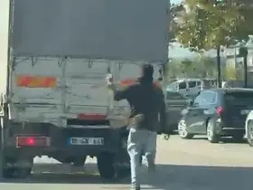 Bursa’da kamyonetin arkasına çıktı, canını hiçe saydı
