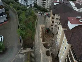 Bursa’da korkutan göçük havadan görüntülendi...Balkonlar yıkıldı, araçlar enkaz altında
