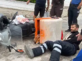 Bursa’da kuryenin önüne aniden çıkan araç kazaya neden oldu
