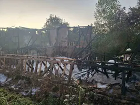 Bursa’da metruk bina alevlere teslim oldu
