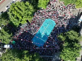 Bursa’da meydanlara kurulan dev ekranlarda Dünya Kupası heyecanı yaşandı
