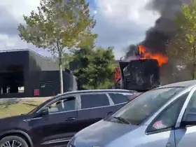 Bursa’da midye satışı yapılan kamyonet alev alev yandı
