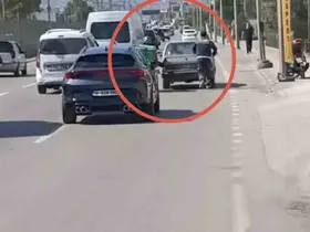 Bursa’da motokuryeden arızalanan otomobili itmek için ilginç yöntem
