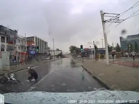 Bursa’da motosikletli yağışlı havada drift attı, yere kapaklandı
