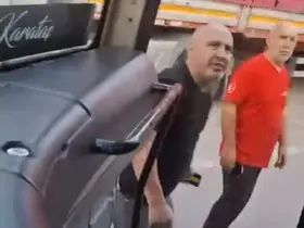 Bursa’da otobüs şoförü ile sürücü arasında ters yön tartışması
