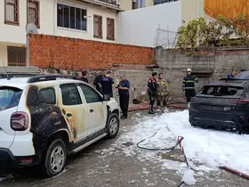 Bursa’da park halindeki otomobil alev alev yandı, yangın iki araca sıçradı
