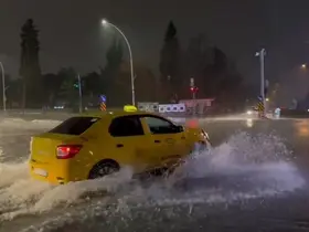 Bursa’da sağanak sonrası rögarlar taştı, cadde göle döndü
