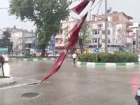 Bursa’da sel...Duyarlı vatandaşlar sele rağmen yırtılan Türk Bayrağını yerden kaldırdı
