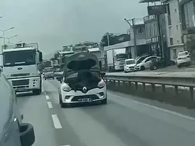 Bursa’da seyir halindeki otomobilin kaputunu açarak tamir yaptı
