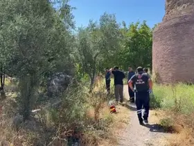 Bursa’da tarihi surların dibinde erkek cesedi bulundu
