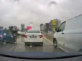 Bursa’da yol verme kavgası: 3 kişi sürücüye saldırdı
