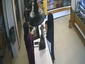 Bursa’daki kadın tırnakçılar polisi aşamadı, 40 yıl hapis cezasıyla arandığı ortaya çıktı
