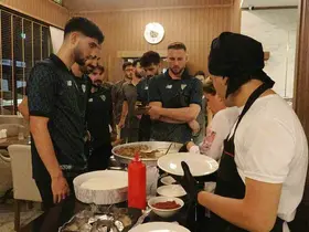 Bursasporlu oyuncular galibiyeti tantuni yiyerek kutladı
