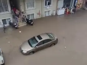 Bursa’yı sağanak vurdu, cadde ve sokaklar sular altında kaldı
