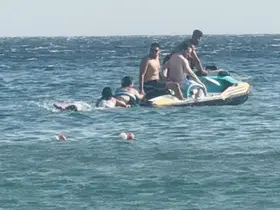 Büyükçekmece’de denizde boğulma tehlikesi atlatan kadının korku dolu anları kamerada

