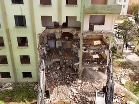 Büyükçekmece’de güvenli kent hedefiyle 40 bağımsız bölümden oluşan 3 riskli yapı yıkıldı
