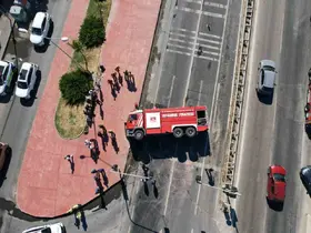 Büyükçekmece’de yangına giden itfaiye aracı devrildi: 2 yaralı
