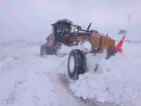 Büyükşehir kardan etkilenen 432 kilometrelik 54 mahalle yolunu ulaşıma açtı
