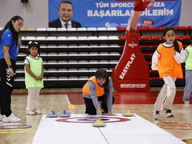 Büyükşehir kız çocuklarını floor curling sporu ile tanıştırdı
