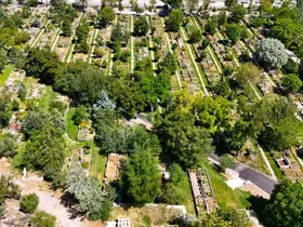 Büyükşehirden asri mezarlıkta temizlik çalışması
