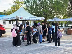 Büyükşehirden okul yolunda öğrencilere sıcak sürpriz
