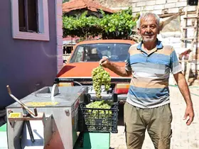 Büyükşehir’den üzüm üreticilerine makine desteği

