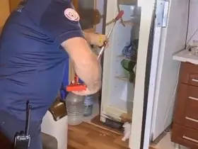 Buzdolabının içerisine giren yılanı itfaiye ekipleri çıkardı
