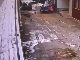Buzlanan yolda kontrolden çıkan cip sitenin bahçesine uçtu
