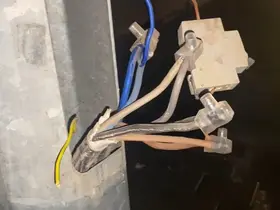 Cadde ve sokak aydınlatmaları için kurulan direklerden evlere kaçak elektrik hattı çektiler
