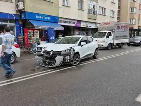 Caddede U dönüşü yapmaya çalışan otomobil motosikletle çarpıştı: 2 yaralı
