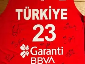 Çağan için milli formasını bağışladı...1 milyon liradan açık artırmaya çıktı
