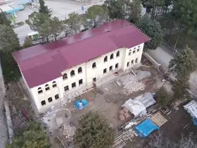Çal’daki tarihi mektep restorasyonunda işçiler arasında kavga çıktı; 4 yaralı
