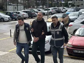 Çaldığı kamyonla eski sevgilisinin evine gitti, camdan girdiği evden laptop çaldı
