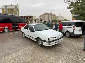 Çaldığı otomobilin patlayan lastiğine rağmen kilometrelerce polisten kaçtı, trafikteki araçlara çarptı

