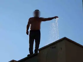 Çalıştığı otelin lojmanın çatısında ‘karım gelecek’ diye usturalı eylem yaptı
