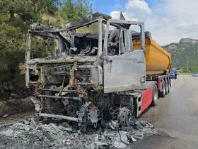 Cam madeni yüklü tır seyir halindeyken alev topuna döndü: Sürücü son anda kurtuldu
