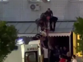 Cam silerken metrelerce yükseklikten düşen genç kız yaralandı
