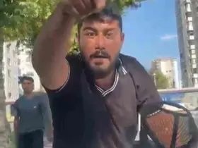 Cam silme bahanesiyle aracın kaputuna yatıp zorla para istemişti, tutuklandı
