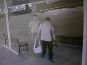 Caminin bağış kasasını devirdiler, ayakkabı çekeceğiyle para çalmaya çalıştılar
