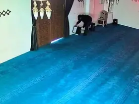Camiye girdi, kaldırım taşıyla kırdığı yardım kutusundaki 100 bin lirayı çaldı
