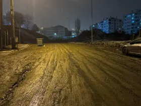 Çamur içinde olan yol temizlenip onarım bekliyor

