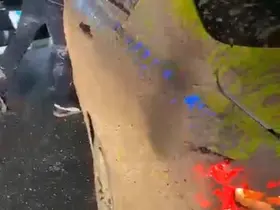 Çamura sapladıkları taksi sürücüsünü darp edip kaçtılar
