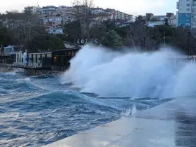Çanakkale Boğazı fırtına nedeniyle kapatıldı, feribot seferleri durdu, dev dalgalar sahili dövdü
