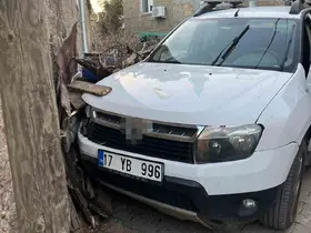 Çanakkale’de duvara çarpan aracın sürücüsü hayatını kaybetti
