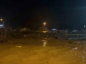 Çanakkale’de sağanak yağış nedeniyle Kepez Çayı taştı, sahil yolu trafiğe kapatıldı
