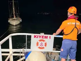 Çanakkale’de sürüklenen teknedeki 2 kişi kurtarıldı
