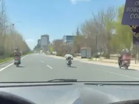 Canını hiçe sayıp motosikleti üzerine uzanarak sürdü
