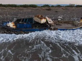 Caretta cerattaların yuvalama alanındaki kıyıya batık tekne vurdu
