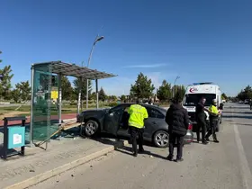 Çarpışan otomobilden birisi durağa daldı: Otobüs bekleyen şahıs yaralandı